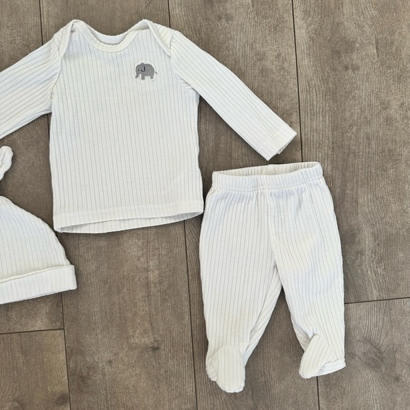 Carter’s Newborn Baby Boy 3 Pc White Matching Outfit Set
Euc - Picture 4 of 5